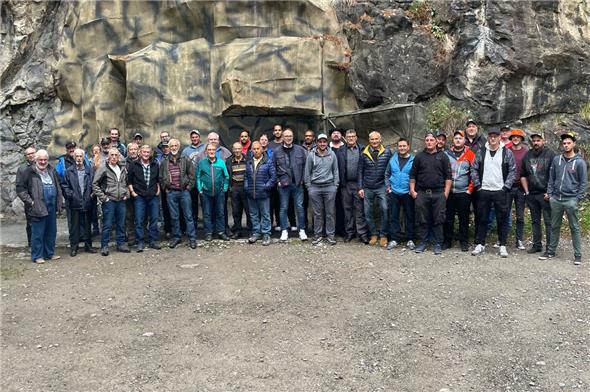 Die BolTiger vor dem getarnten Eingang der Festung Waldbrand.