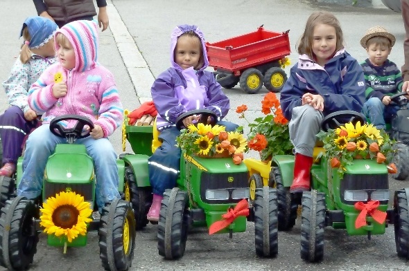 Die Boltiger-Jugend steht mit ihren «PS-Monstern» für den Umzug bereit.