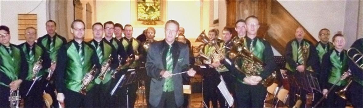 Die Boltiger Musikanten in dunkel und grün.