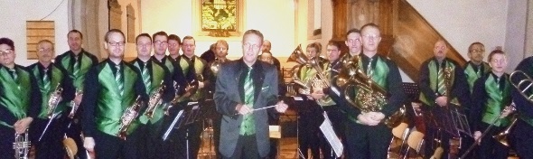 Die Boltiger Musikanten in dunkel und grün.