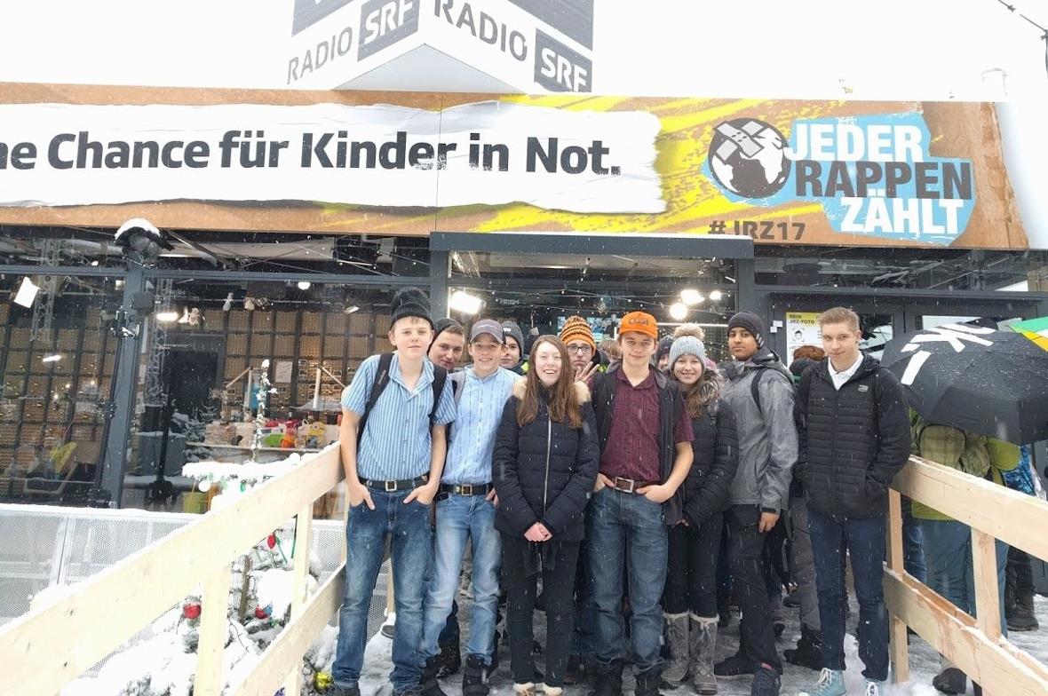 Die Boltiger Oberstufenschüler vor der «Jeder Rappen zählt»-Glasbox in Luzern.