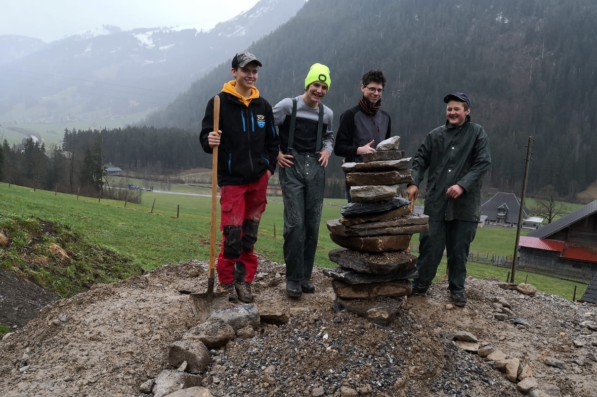 Die Boltiger Schüler hatten beim Aufbau ihres Kunstobjektes weniger Wetterglück.