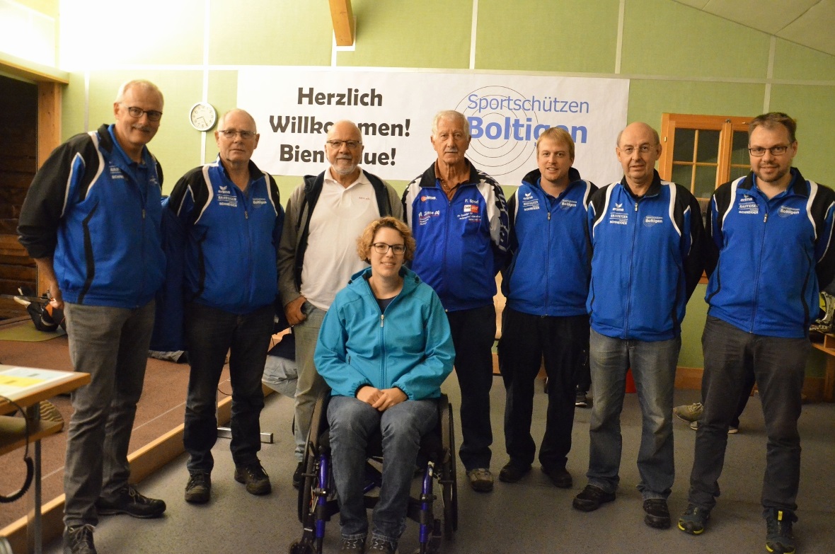 Die Boltiger Sportschützen mit ihrem Präsidenten Peter Wyss (links) nahmen die Rollstuhlschützin Nicole Häusler und Walter Berger, ihren Trainer und Betreuer, in die Mitte.