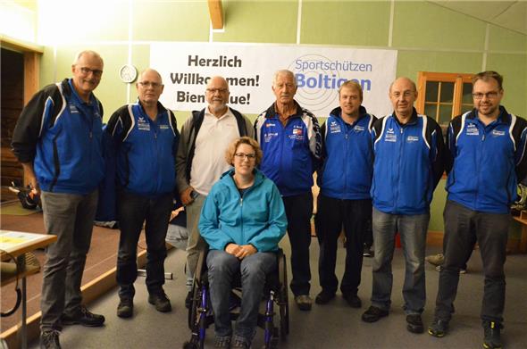 Die Boltiger Sportschützen mit ihrem Präsidenten Peter Wyss (links) nahmen die Rollstuhlschützin Nicole Häusler und Walter Berger, ihren Trainer und Betreuer, in die Mitte.