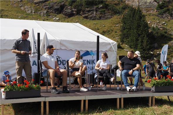Die Botschafter der Lenk Bergbahnen wurden von Moderator Simon Keller (links) über sich und ihren Sport befragt: Remo Käser, Joana Hählen, Romy Tschopp und Patrick Gobeli.