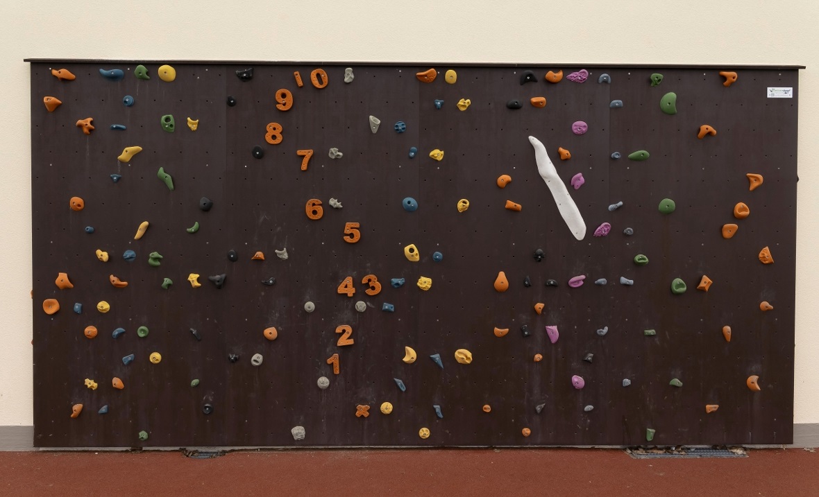 Die Boulderwand findet grossen Anklang bei den Schülern.