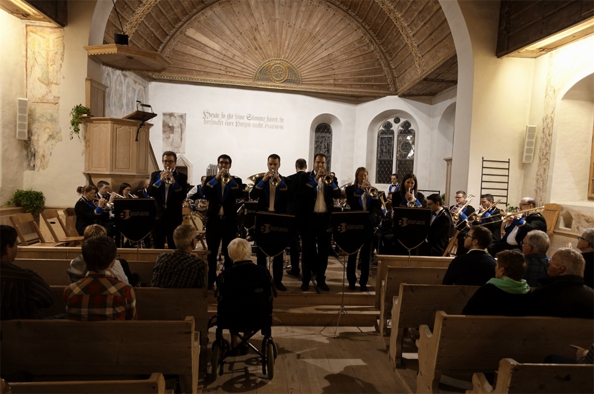 Die Brass Band Berner Oberland spielte als Zugabe das Stück «Fanfaren» von Hazy Osterwald mit diversen Solisten und Hanspeter Janzi ganz aussen rechts.