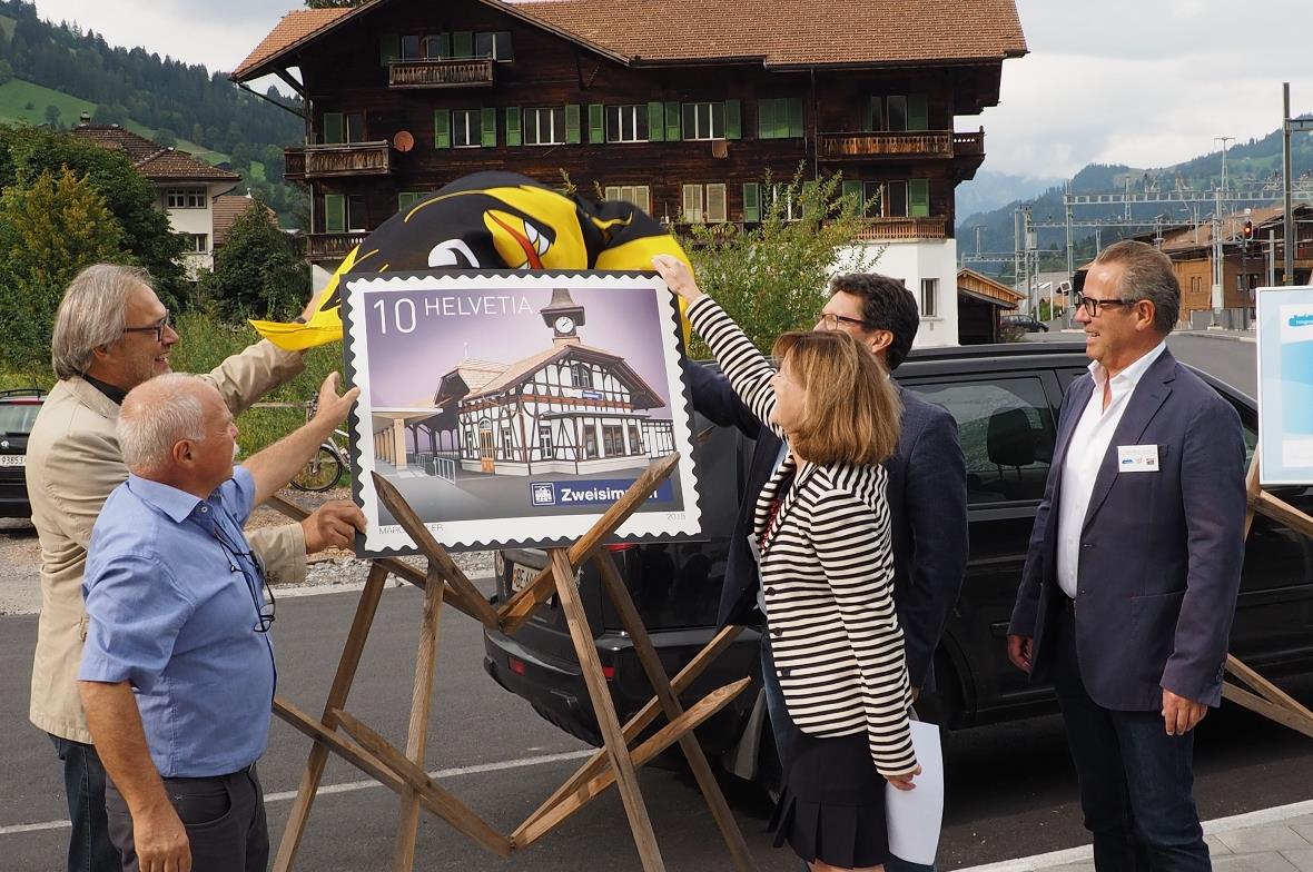 Die Briefmarke wird feierlich präsentiert