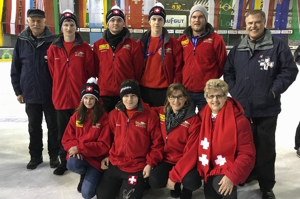 Die Bronzemannschaft mit der ganzen Delegation, mit Betreuern und Köchin.