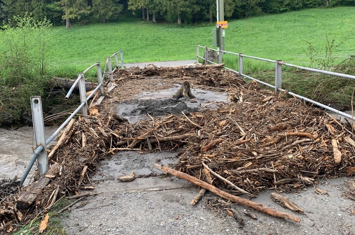 Die Brücke Niederdorf am am Tag nach dem Unwetter.