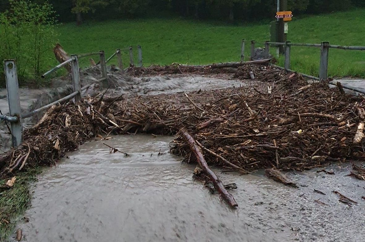 Die Brücke Niederdorf wird vom Hochwasser überschwemmt.