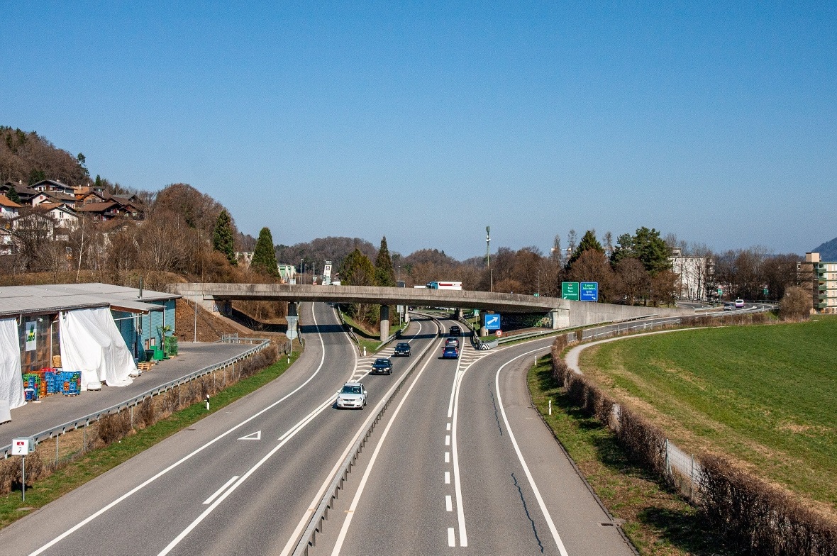 Die Brücke beim Anschluss Spiez, auf der die A6 vom Spiezwilertunnel her die A8 überquert, wird in den nächsten Monaten saniert.