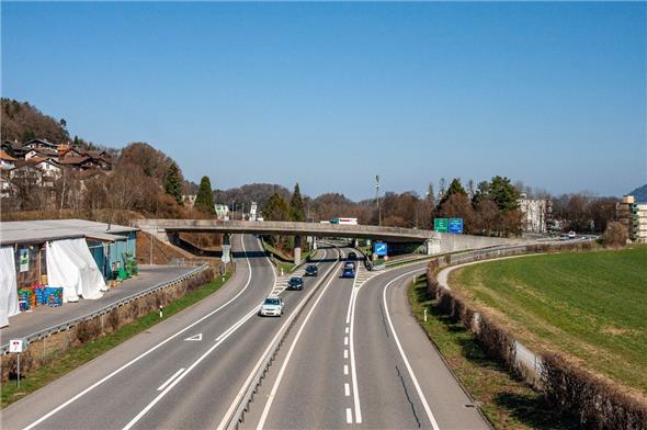 Die Brücke beim Anschluss Spiez, auf der die A6 vom Spiezwilertunnel her die A8 überquert, wird in den nächsten Monaten saniert.