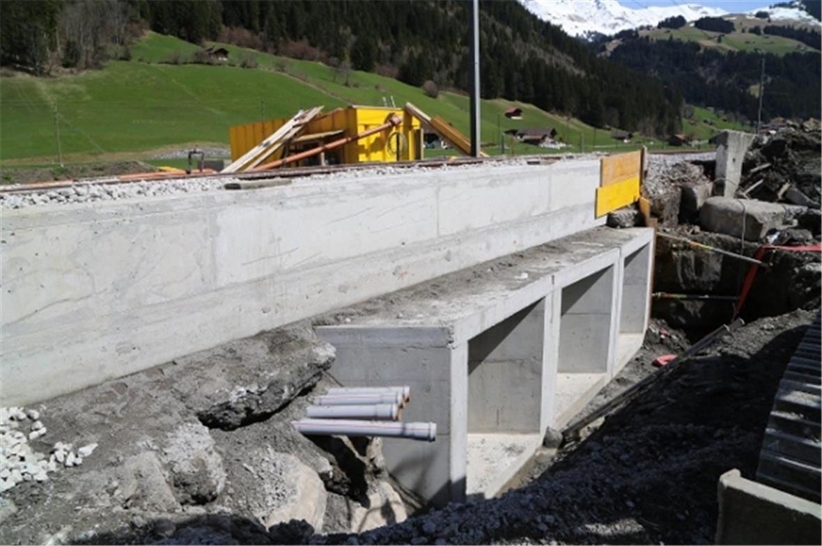 Die Brücke steht und die Wasserführung für das Kraftwerk ist bereit.