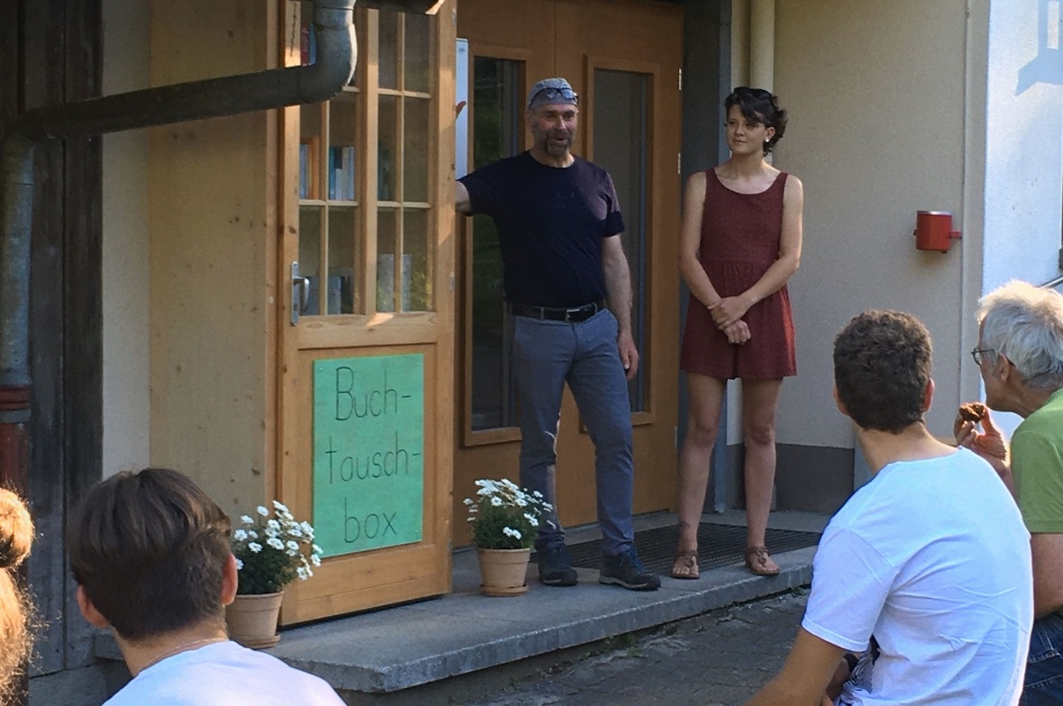 Die Bücherbox wird eingeweiht.