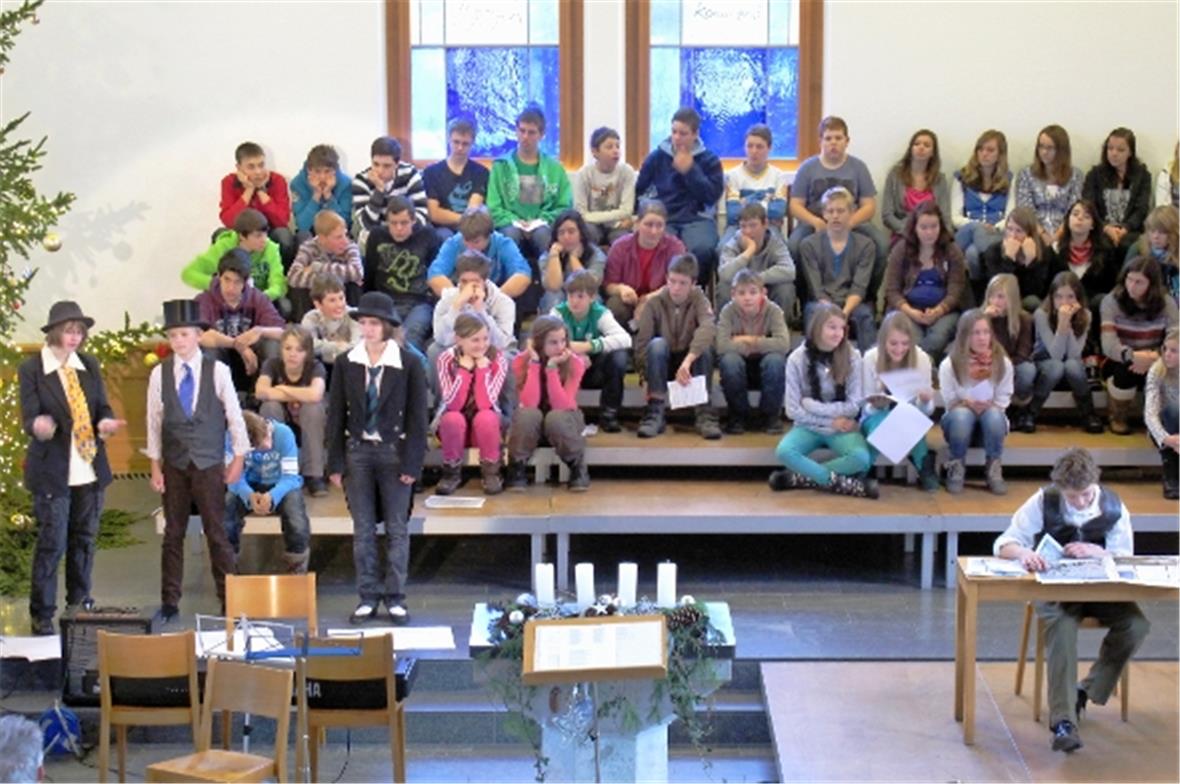 Die Bürgerinitiative stellt dem Publikum ihre hochgreifenden Ziele vor.