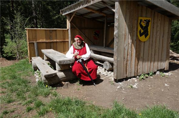 Die Burghütte mit Tischen und Bänken lädt nicht nur Ritter Jean-Pierre Beuret vom Hospitalierorden zum geselligen Verweilen ein.