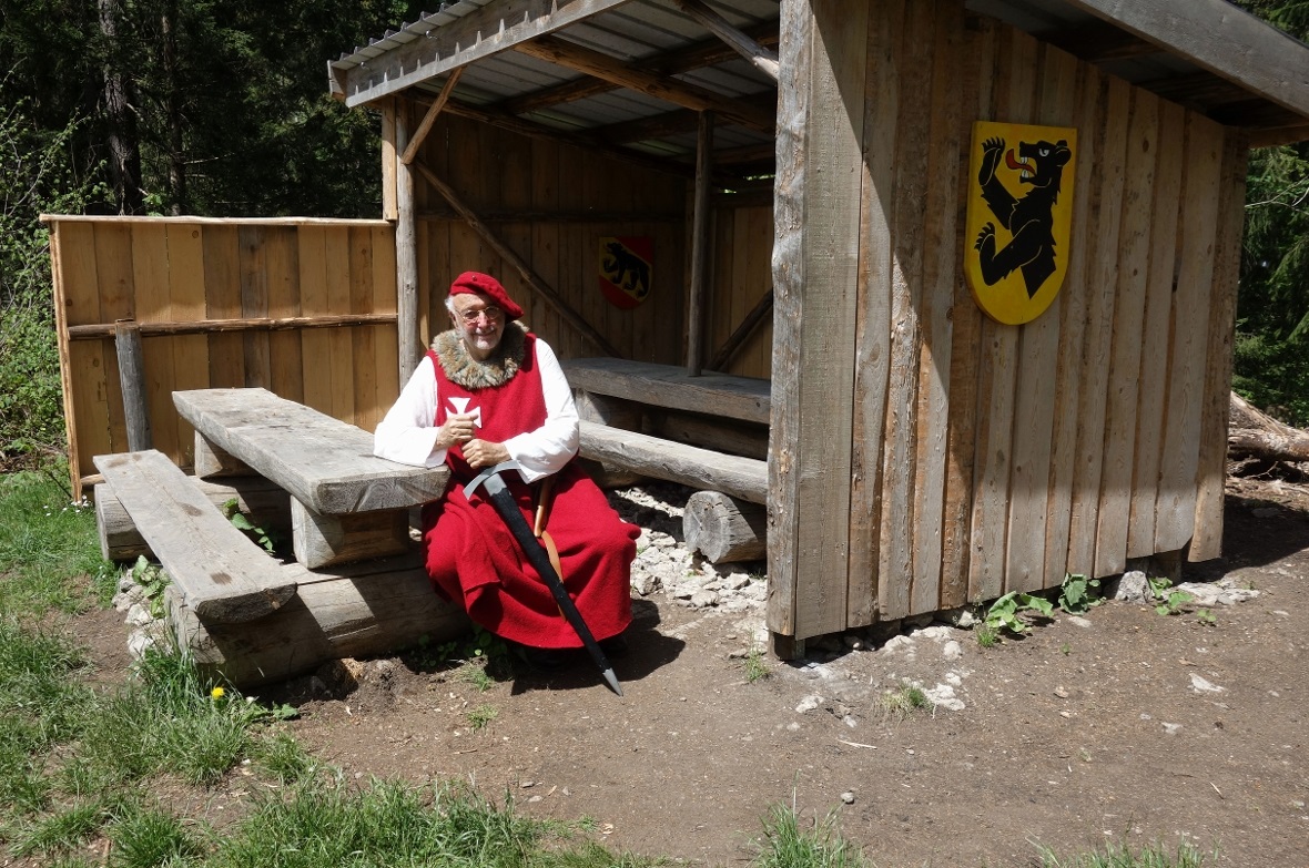 Die Burghütte mit Tischen und Bänken lädt nicht nur Ritter Jean-Pierre Beuret vo...