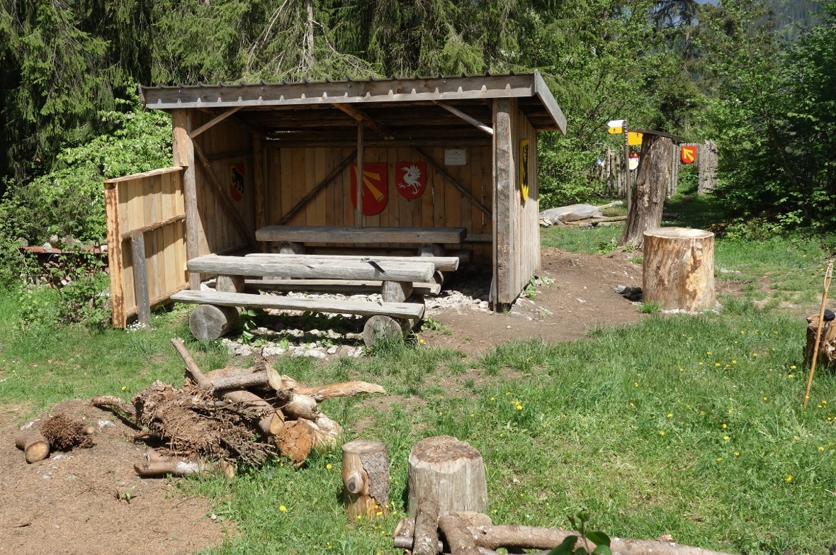 Die Burghütte mit Tischen und Bänken lädt zum geselligen Verweilen ein.