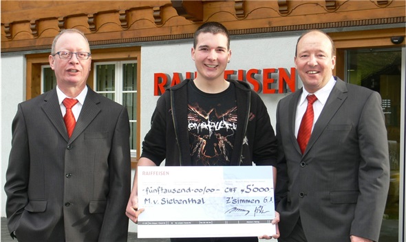 Die Checkübergabe bei der Raiffeisen Filiale in Reidenbach. Glückspilz Michael von Siebenthal zwischen Hans Amport, Leiter der Bankfiliale (links) und Bankleiter Toni Matti (rechts).