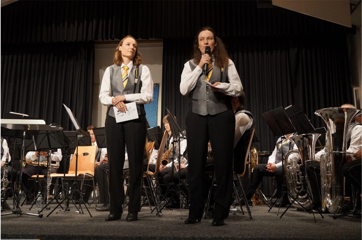 Die Co-Präsidentinnen Nadja Kunz (links) und Chantal Janzi hiessen das Publikum ...