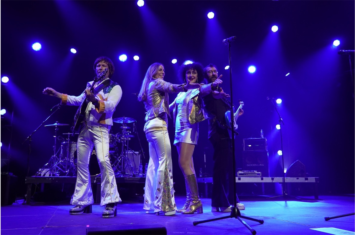 Die Cover Band Abba99 begeisterte im Das Zelt an der Lenk das Publikum.