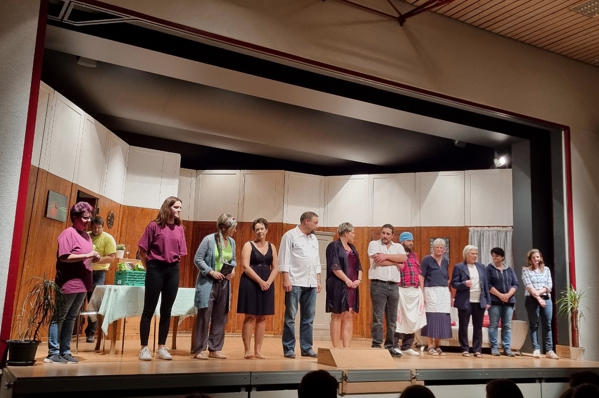 «Sältsaami Methoden» beim Theater in Reidenbach Die Crew der Theatergruppe Lampefieber wurde mit tosendem Applaus belohnt.
