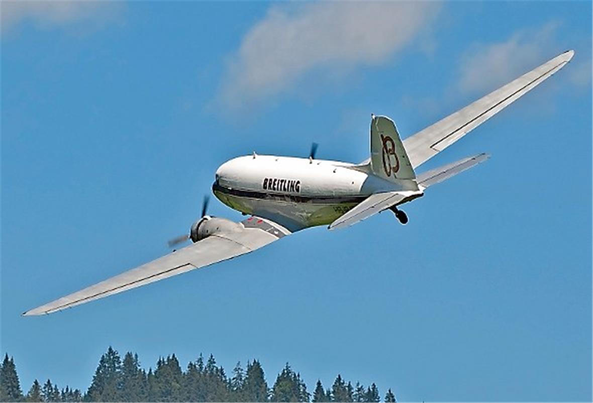 Die DC-3-Breitling mit Passagieren im Aufstieg.