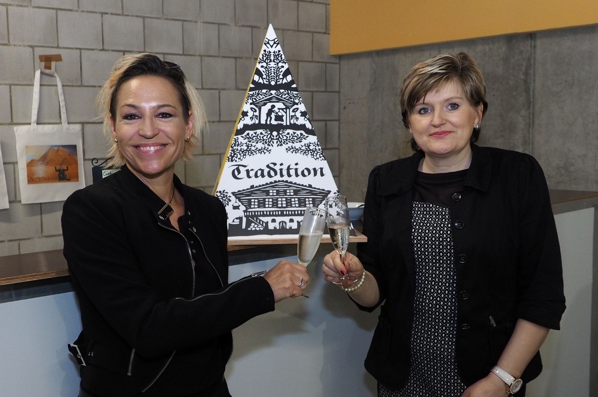 Die Damen der Cüpli-Bar freuen sich auf die Besucher.