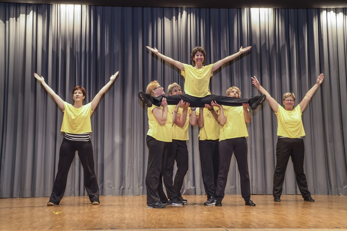 Die Damenriege mit alten Darstellungen.