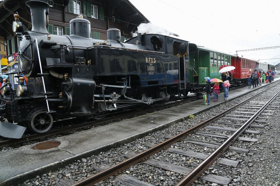 Die Dampflokomotive BFD 3 vor dem Nostalgiezug an den Dampfbahntagen 2018