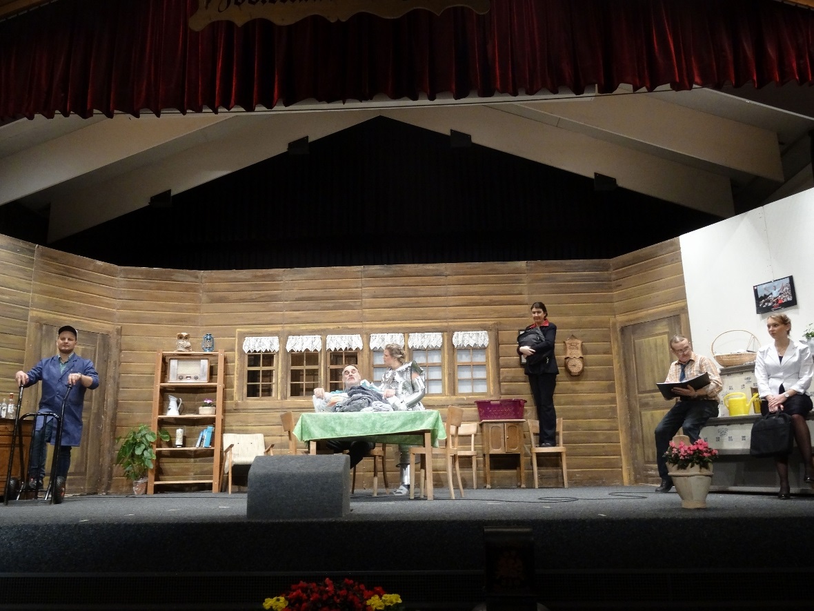 Die Darsteller vom Theaterstück «Chuehflade u Computerstress» brachten die Zusch...