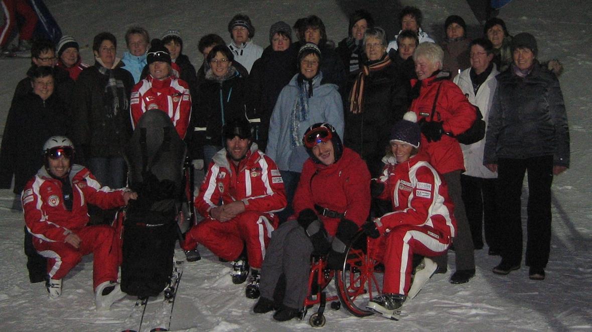 Die Delegation Obersimmentaler Landfrauen und Frauenvereine darf stolz sein auf das super Geschenk Dual-Skibob. Dieser Schlitten steht ab sofort an der Lenk für besonderen Schneespass für Personen mit körperlichem Handicap bereit.