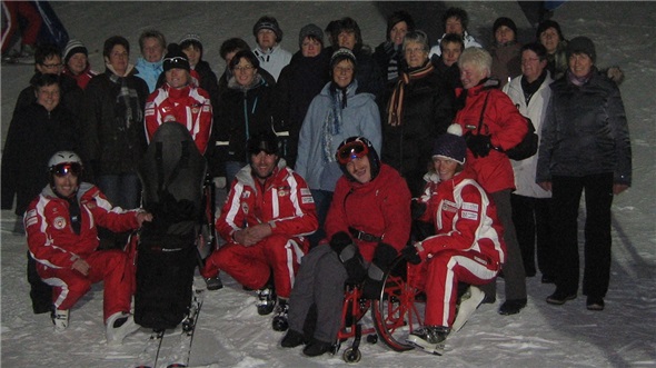 Die Delegation Obersimmentaler Landfrauen und Frauenvereine darf stolz sein auf das super Geschenk Dual-Skibob. Dieser Schlitten steht ab sofort an der Lenk für besonderen Schneespass für Personen mit körperlichem Handicap bereit.