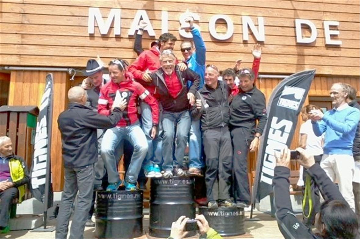 Die Delegation vom Bergführerverein Gstaad-Lenk feiert ihren dritten Platz.