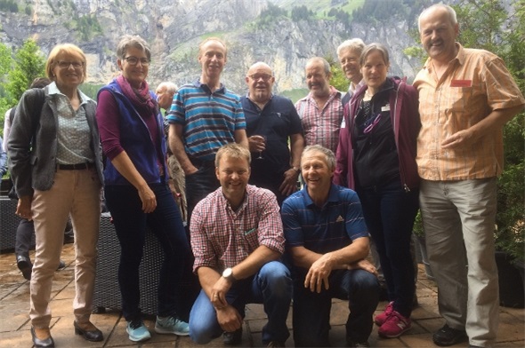 Die Delegiertenversammlung Loipen Schweiz stärkt das «Wir-Gefühl» der Langlauf Familie. Stehend (v.l.) die geehrten Marlies Heimberg und Maya Kunz, Loipenverein Oberwil, Ueli Mani, Loipenverein Oberwil, Peter Thöni und Fredl Teuscher vom Jaunpass, Swiss Snowsports-Präsident Kari Eggen, Dora Wandfluh, Kandersteg Tourismus und René Burkhard, Diemtigtal. Knieend: Marcel Dänzer Sparenmoos und Ernst Beetschen Lenk.