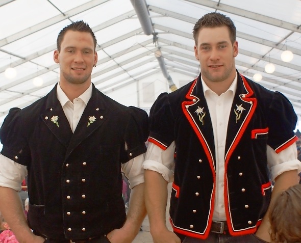 Die Diemtiger Kilian Wenger und Ruedi Roschi durften sich bei der Kranzübergabe in Trub (im geteilten dritten Rang) ganz vorne einreihen.