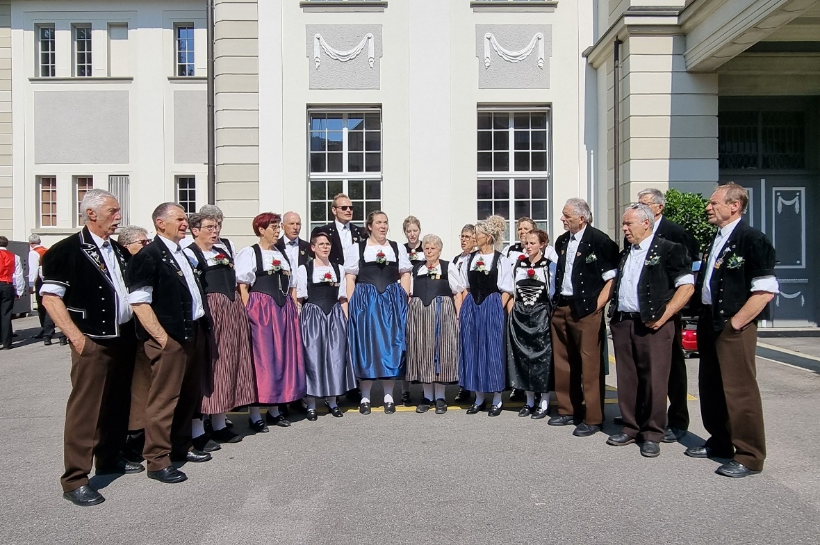 Die Diemtigtaler Jodlergruppe Schwenden hielt ein spontanes Ständli vor dem Casi...