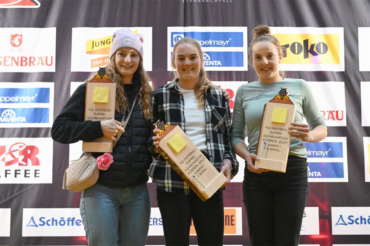 Die Diemtigtalerin Arianne Wenger strahlt als Zweite der Super-Kombi neben Lara und Janina Stern aus Leissigen.