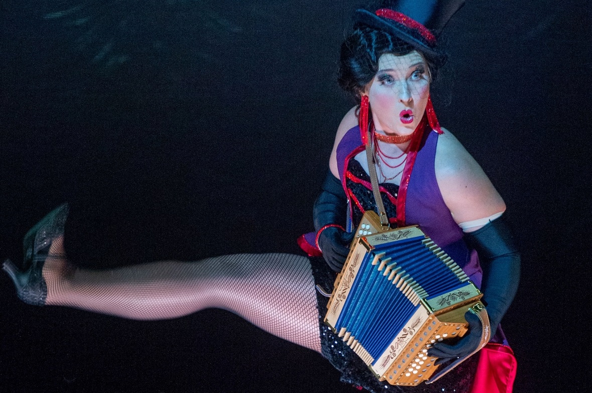 Die Diemtigtalerin Barbara Klossner wie sie leibt und lebt – und als Kathi in der Operette «Im weissen Rössl» an der Lausanner Oper, wo sie noch bis Silvester zu sehen ist.