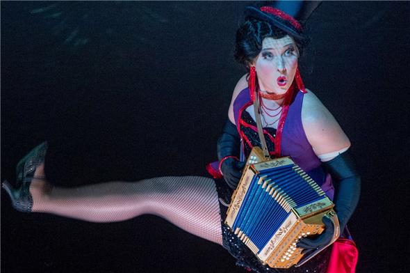 Die Diemtigtalerin Barbara Klossner wie sie leibt und lebt – und als Kathi in der Operette «Im weissen Rössl» an der Lausanner Oper, wo sie noch bis Silvester zu sehen ist.