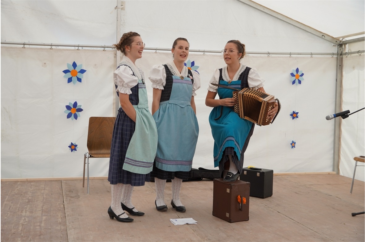 Die Eduwyss Meitleni aus Jaun begeisterten mit ihren Jodelliedern.