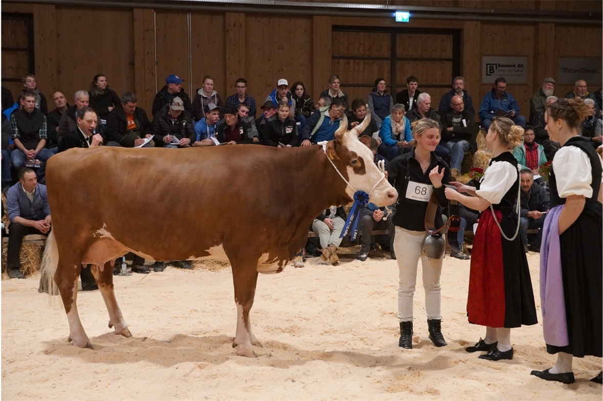 Die Ehrendamen gratulierten und überbrachten die Sponsorgeschenke. Hier Pandora,...