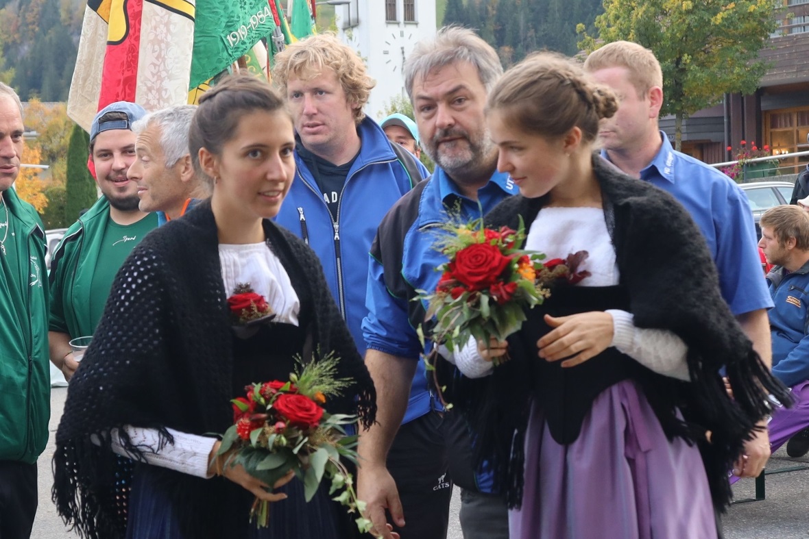 Die Ehrendamen vor dem Einmarsch der Vereinsfahnen.