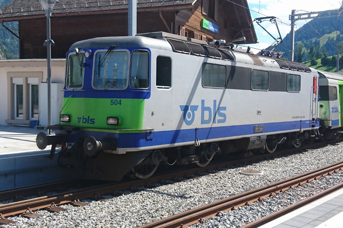 Die Einheitswagen III, wie diese Komposition des GoldenPass RegioExpress der BLS...