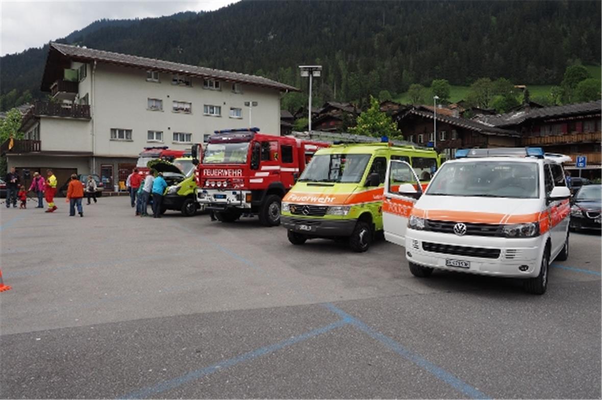 Die Einsatzfahrzeuge von Feuerwehr und Polizei.