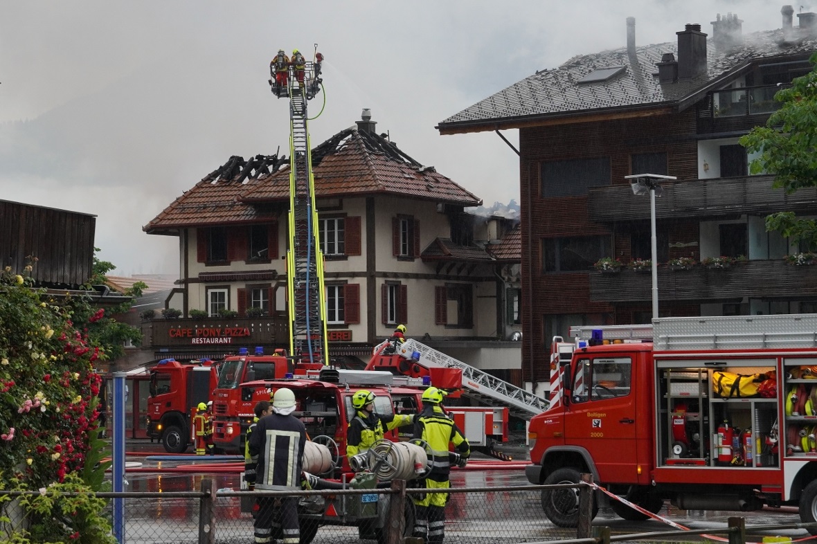Die Einsatzkräfte der Feuerwehren sammelten sich auf dem Bärenparkplatz.