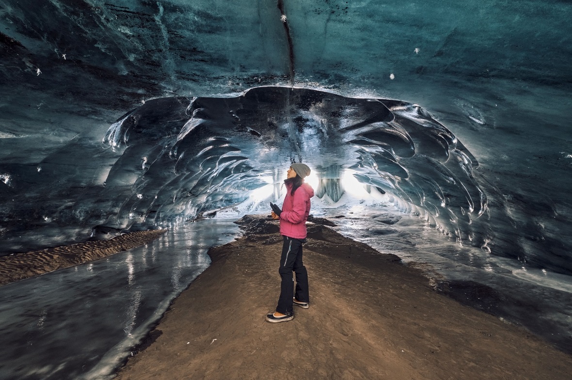 Die Eisgrotte am Glacier 3000: Natürlich entstanden und jetzt erstmals ausgeschildert zugänglich gemacht.