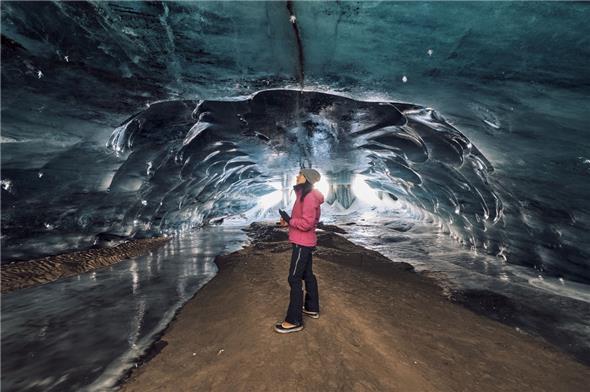 Die Eisgrotte am Glacier 3000: Natürlich entstanden und jetzt erstmals ausgeschildert zugänglich gemacht.