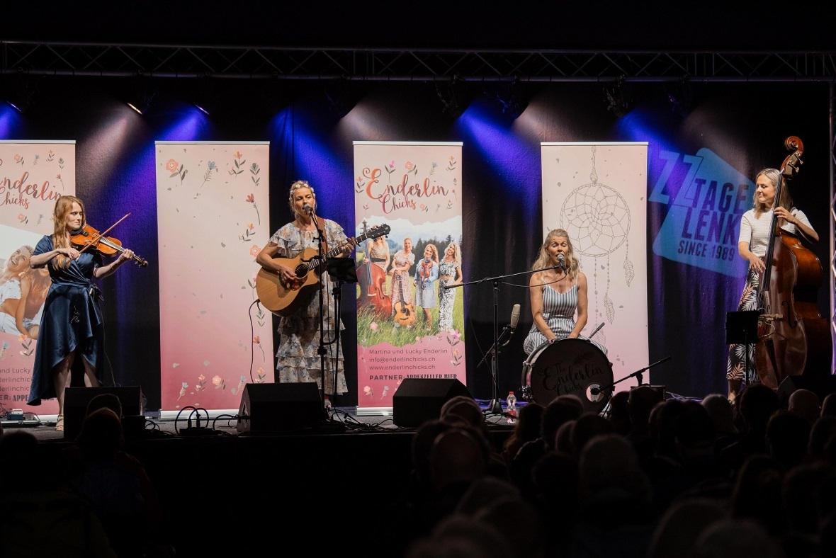 Die Enderlin Chicks brachten Sommerstimmung an die Lenk.